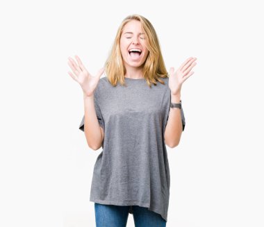 Arka plan deli kutluyor güzel genç kadın üzerinde büyük boy rahat t-shirt giyen izole ve crazy arms ile başarı için kaldırdı ve heyecanlı çığlık gözler kapalı. Kazanan kavramı