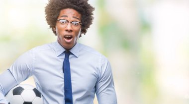 Futbol topu tutan Afro Amerikan Yöneticisi adam arka plan bir sürpriz yüz, korkuyor ve heyecanlı korku ifadesi ile şok korkmuş izole