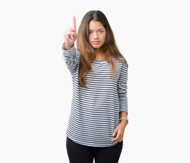 Genç güzel esmer kadın giyiyor çizgili süveter izole üzerinde arka plan işaret parmağını ve kızgın ifade ile