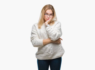 Seyir yorgun ve bıkkın ile depresyon sorun Çapraz kollar ile izole arka plan düşünme üzerinde gözlük takan genç kafkas kadın.