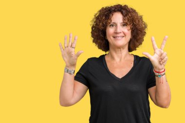 Gösterilen ve parmakları ile işaret izole arka plan güzel orta ager üst düzey kadın kendinden emin ve mutlu gülümseyerek süre sekiz numara.