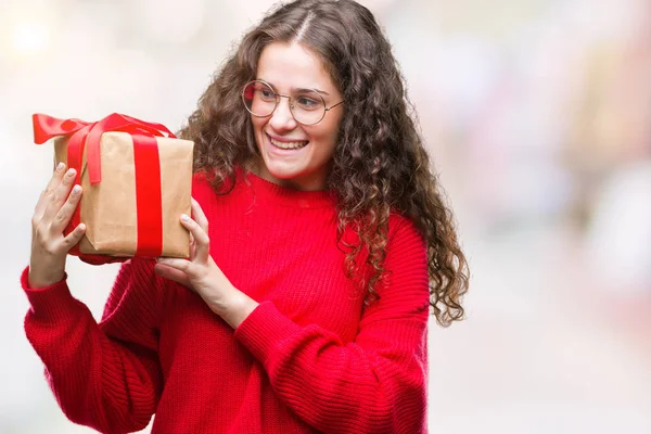 Молода Брюнетка Дівчина Тримає Подарунок Над Ізольованим Тлом Щасливим Обличчям — стокове фото