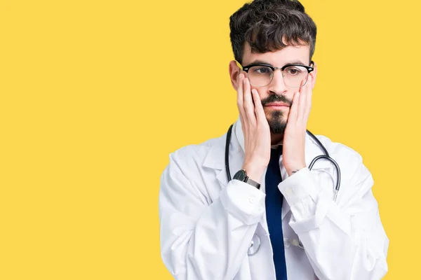 Mladý Lékař Muž Sobě Nemocniční Plášť Přes Izolované Pozadí Unavený — Stock fotografie
