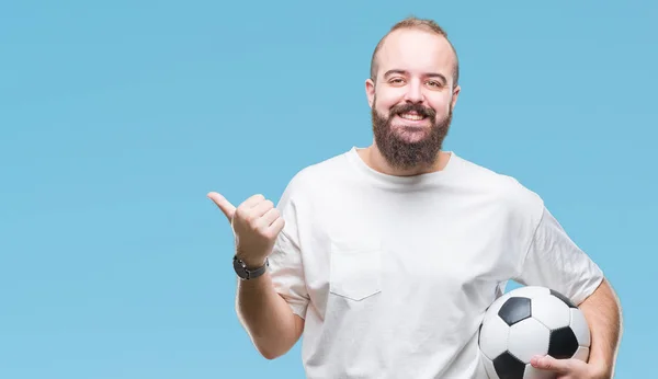 Joven Hombre Hipster Caucásico Sosteniendo Pelota Fútbol Sobre Fondo Aislado —  Fotos de Stock