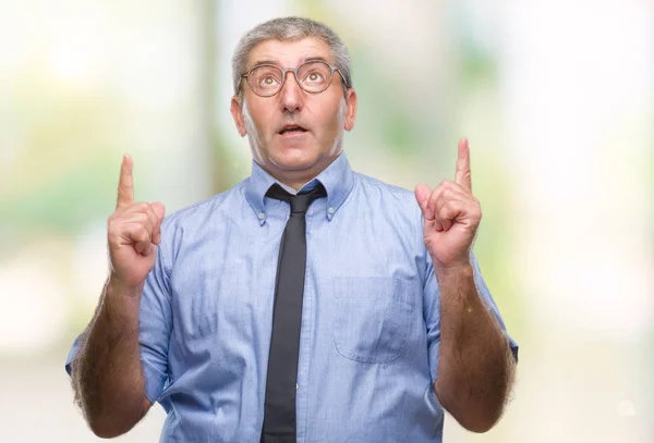 Hombre Negocios Alto Guapo Sobre Fondo Aislado Sorprendido Sorprendido Mirando —  Fotos de Stock