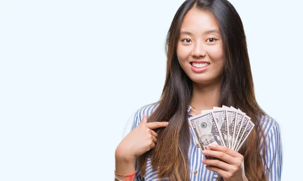 Jovem Asiático Mulher Segurando Dólares Sobre Isolado Fundo Com Surpresa — Fotografia de Stock
