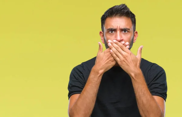 Homem Hispânico Adulto Sobre Fundo Isolado Chocou Cobrindo Boca Com — Fotografia de Stock