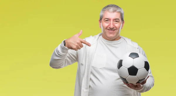 Schöner Älterer Mann Hält Fußballball Über Isoliertem Hintergrund Mit Überraschendem — Stockfoto