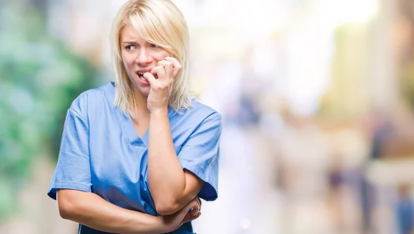 Giovane Bella Infermiera Bionda Medico Donna Sfondo Isolato Cercando Stressato — Foto Stock