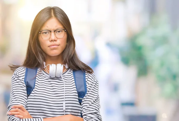 Joven Estudiante Asiática Con Auriculares Mochila Sobre Fondo Aislado Escéptico —  Fotos de Stock