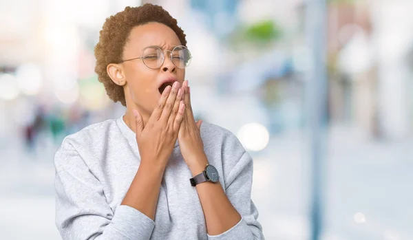 Joven Hermosa Mujer Afroamericana Con Gafas Sobre Fondo Aislado Aburrido — Foto de Stock