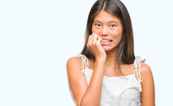 Młoda Azji Kobieta Białym Tle Patrząc Zestresowany Zdenerwowany Rąk Ustach — Zdjęcie stockowe