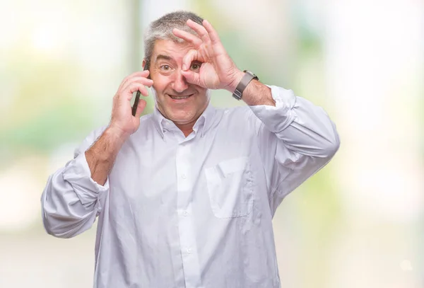 Pěkný Starší Muž Mluví Smartphone Izolované Pozadí Šťastný Obličej Úsměvem — Stock fotografie