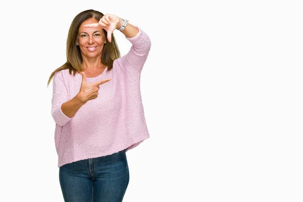 Mooie Middenleeftijd Volwassen Vrouw Winter Trui Dragen Geïsoleerde Achtergrond Glimlachend — Stockfoto