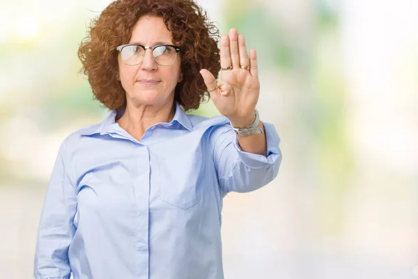 Hermosa Mujer Negocios Senior Ager Medio Usando Gafas Sobre Fondo —  Fotos de Stock