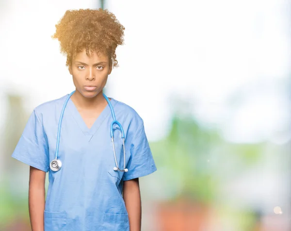 Jovem Afro Americana Médica Mulher Sobre Fundo Isolado Cético Nervoso — Fotografia de Stock