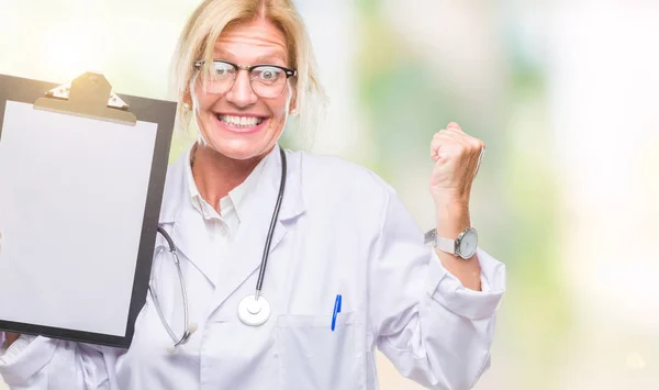 Orta Yaş Sarışın Doktor Kadın Holding Pano Gurur Çığlık Zafer — Stok fotoğraf