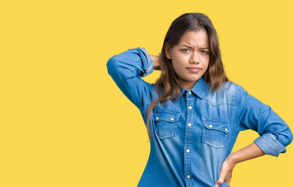 Jovem Bela Mulher Morena Vestindo Camisa Jeans Azul Sobre Fundo — Fotografia de Stock