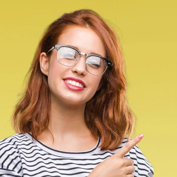 Jovem Bela Mulher Sobre Fundo Isolado Usando Óculos Sorrindo Olhando — Fotografia de Stock