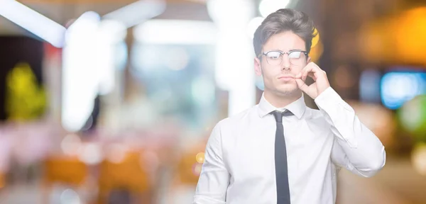 Jeune Homme Affaires Portant Des Lunettes Sur Fond Isolé Bouche — Photo