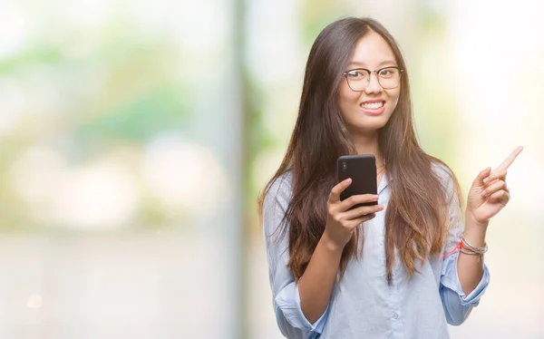 Jovem Mulher Asiática Mensagens Texto Usando Smartphone Sobre Fundo Isolado — Fotografia de Stock