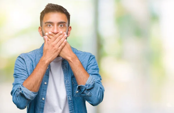 Uomo Ispanico Adulto Sfondo Isolato Scioccato Bocca Copertura Con Mani — Foto Stock