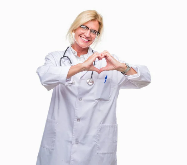 Médico Loira Meia Idade Mulher Sobre Fundo Isolado Sorrindo Amor — Fotografia de Stock