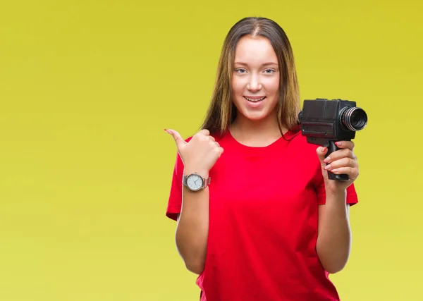 Joven Hermosa Mujer Caucásica Filmando Usando Cámara Vídeo Vintage Sobre — Foto de Stock