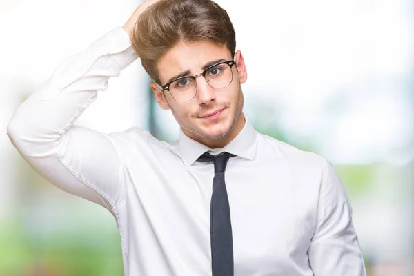 年轻的商人戴眼镜在孤立的背景混淆和怀疑的问题 不确定与怀疑 用手在头上思考 沉思的概念 — 图库照片