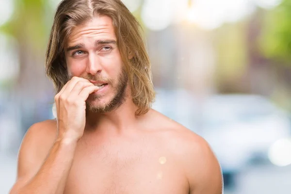 Genç Yakışıklı Gömleksiz Adam Uzun Saçlı Seksi Vücut Stresli Gergin — Stok fotoğraf