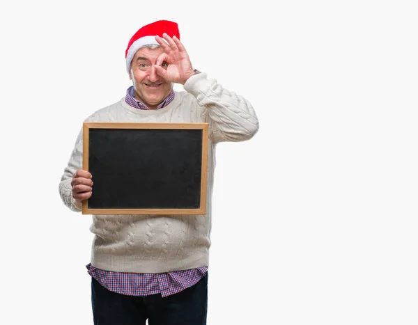 Красивый Пожилой Человек Рождественской Шляпе Держа Доску Изолированном Фоне Счастливым — стоковое фото