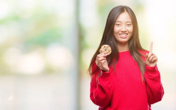 Joven Mujer Asiática Comiendo Galletas Chocolate Sobre Fondo Aislado Sorprendido — Foto de Stock