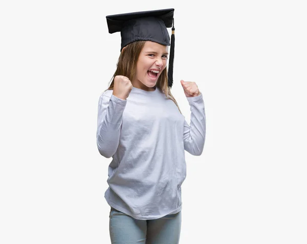 若い美しい女の子は笑顔と成功のために叫んで非常に幸せと興奮の腕を上げ 勝者のジェスチャを行う分離の背景に大学院キャップを着用します お祝いのコンセプト — ストック写真