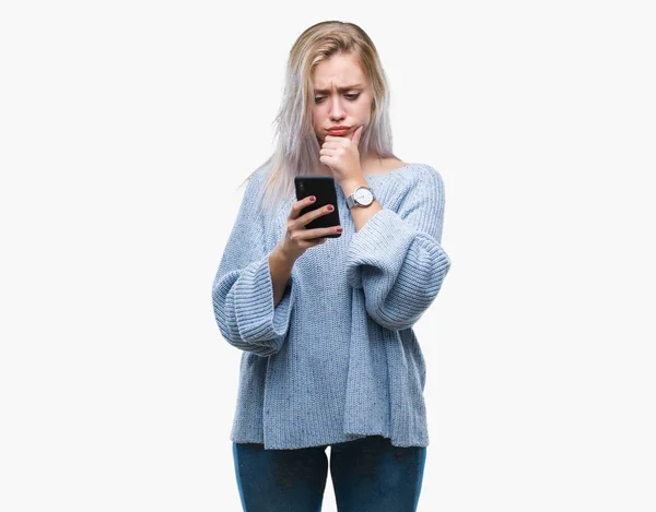 Mujer Rubia Joven Que Envía Mensajes Texto Utilizando Teléfono Inteligente —  Fotos de Stock