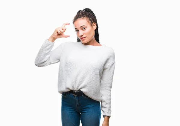 ヤング編分離背景笑顔と自信を持ってサイズ記号を見ながら指とカメラをやって手でジェスチャーを冬のセーターを着て髪アフリカ系アメリカ人の少女 測定概念 — ストック写真