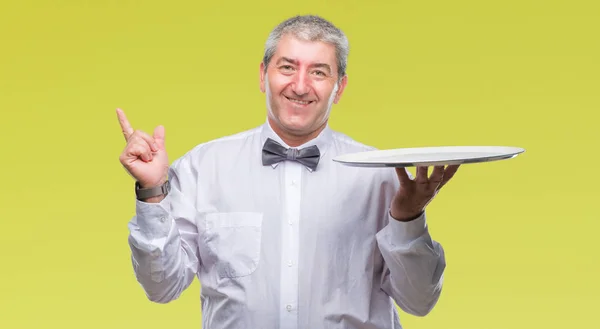 Przystojny Starszy Kelner Człowiek Gospodarstwa Srebrna Taca Białym Tle Bardzo — Zdjęcie stockowe