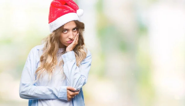 Linda Jovem Loira Usando Chapéu Natal Sobre Fundo Isolado Pensando — Fotografia de Stock