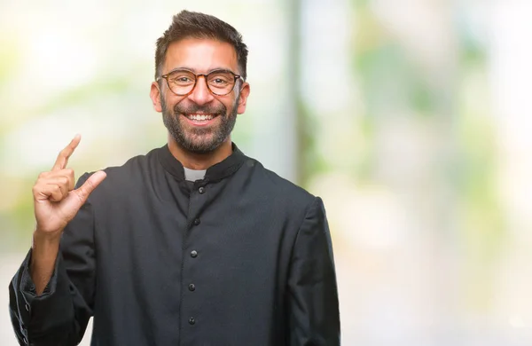 Hombre Sacerdote Católico Hispano Adulto Sobre Fondo Aislado Sonriente Seguro —  Fotos de Stock