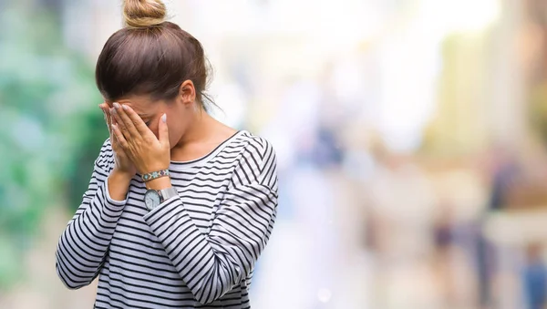 泣きながら手で顔を覆っている悲しそうな表情で孤立した背景に若くてきれいな女性カジュアル ストライプ セーター うつ病の概念 — ストック写真