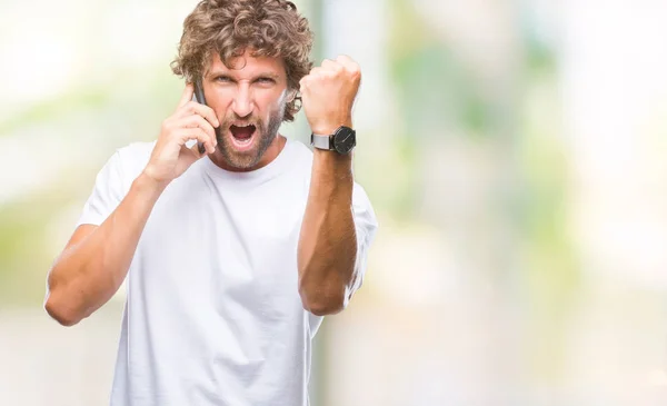 Modelo Hombre Hispano Guapo Hablando Teléfono Inteligente Sobre Fondo Aislado —  Fotos de Stock