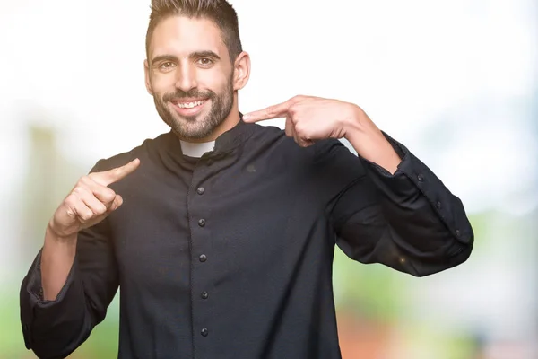 Joven Sacerdote Cristiano Sobre Fondo Aislado Sonriendo Confiado Mostrando Señalando — Foto de Stock