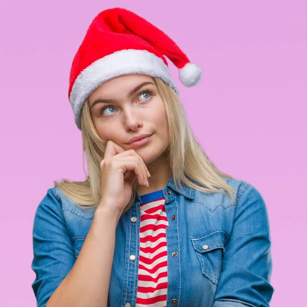 Jonge Kaukasische Vrouw Kerstmuts Dragen Geïsoleerde Achtergrond Met Hand Kin — Stockfoto