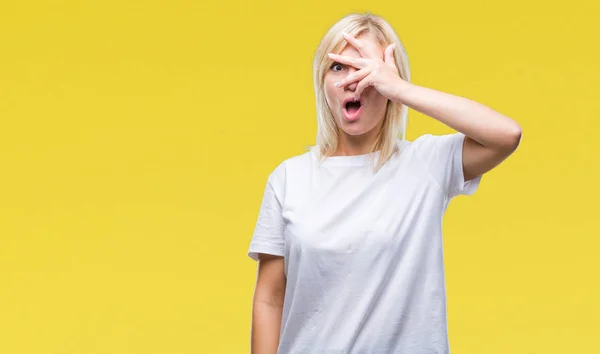 Joven Hermosa Mujer Rubia Vistiendo Una Camiseta Blanca Sobre Fondo —  Fotos de Stock