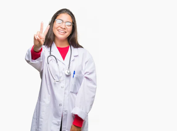 Genç Arap Doktor Kadın Mutlu Yüz Zafer Işareti Yaparken Kameraya — Stok fotoğraf