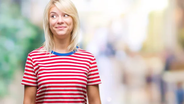 Jonge Mooie Blonde Vrouw Geïsoleerde Achtergrond Glimlachend Uitziende Kant Staren — Stockfoto