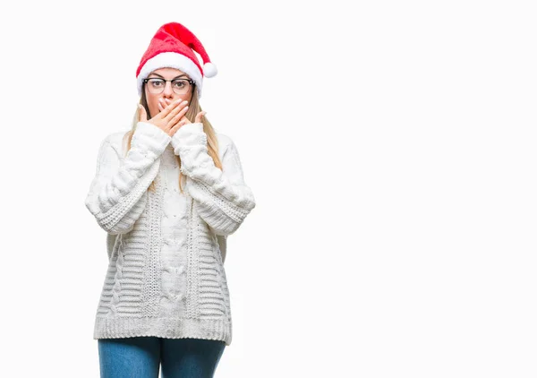 Mladá Krásná Žena Nosí Vánoční Čepice Izolované Pozadí Šokován Pokrývající — Stock fotografie