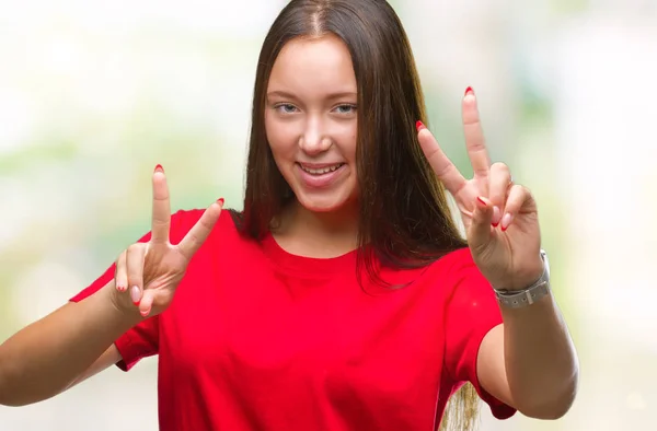 Joven Hermosa Mujer Caucásica Sobre Fondo Aislado Sonriendo Mirando Cámara —  Fotos de Stock