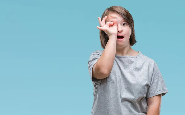 Giovane Donna Adulta Con Sindrome Sfondo Isolato Facendo Gesto Scioccato — Foto Stock