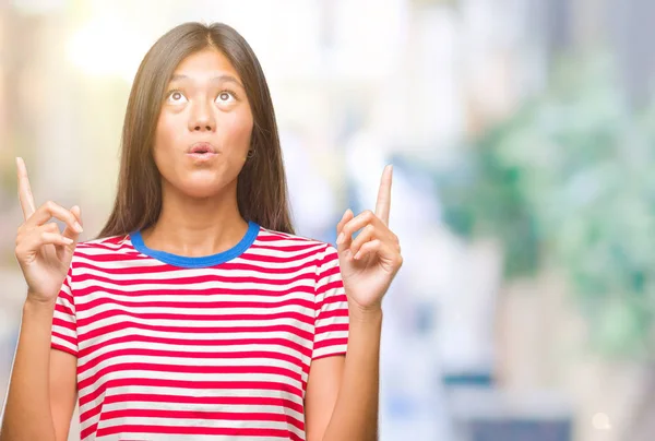 Junge Asiatische Frau Über Isolierten Hintergrund Erstaunt Und Überrascht Blick — Stockfoto