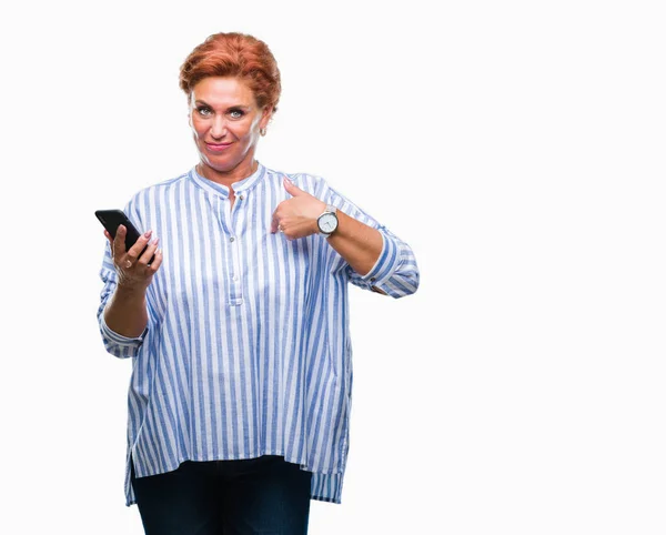Atrractive Üst Düzey Beyaz Kızıl Saçlı Kadın Manifatura Smartphone Sürpriz — Stok fotoğraf